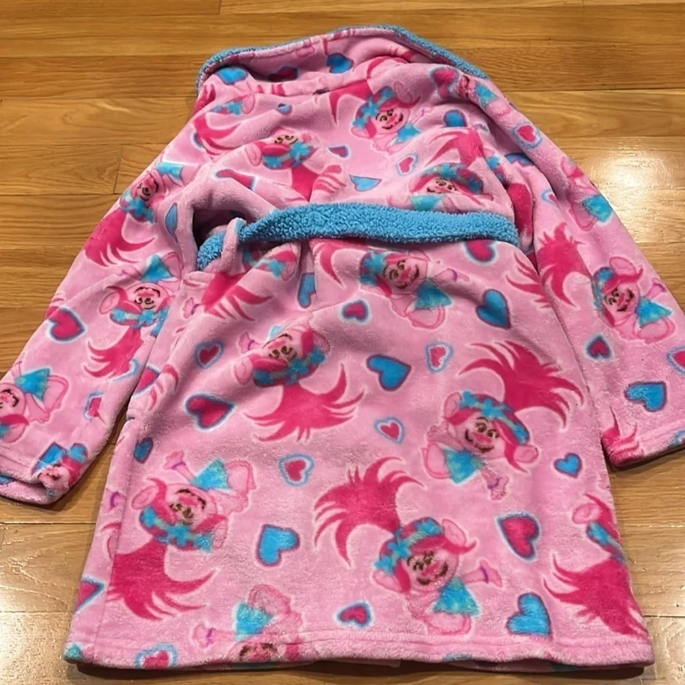 Dream works trolls girls bath robe size 10.